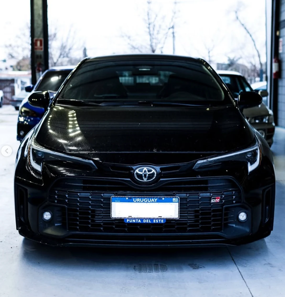 Toyota GR negro, vista frontal, dentro del taller