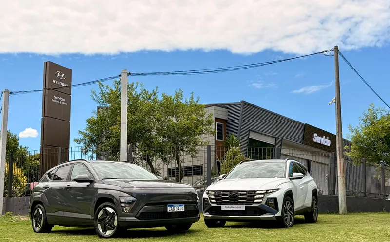 Sede real en Montevideo, con dos vehículos Hyundai