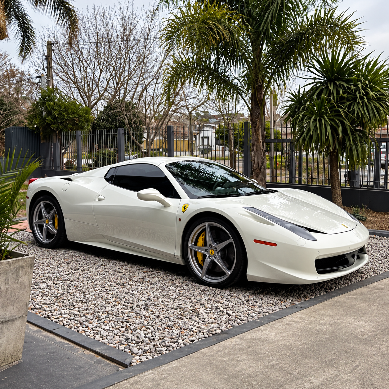 Ferrari blanca frente al taller MOTORLOZ